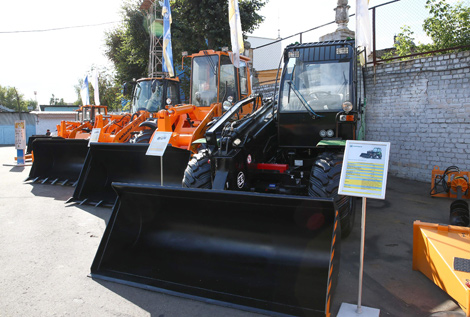 Первый заместитель генерального директора ОАО "Амкодор" Владимир Янушко рассказывает о технике премьер-министру Афганистана Абдулле Абдулле