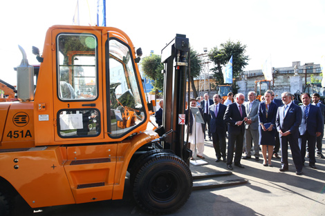 Первый заместитель генерального директора ОАО "Амкодор" Владимир Янушко рассказывает о технике премьер-министру Афганистана Абдулле Абдулле