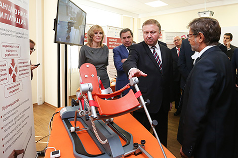 Премьер-министр Беларуси Андрей Кобяков и губернатор Новосибирской области Владимир Городецкий во время посещения Медицинского технопарка