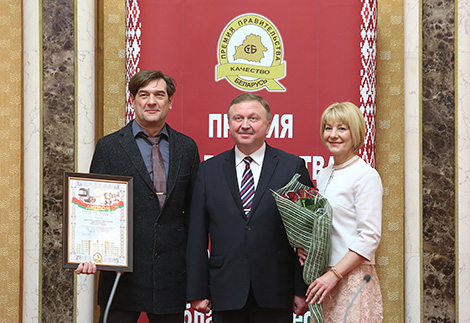 Премьер-министр Беларуси Андрей Кобяков награждает "Конте Спа"