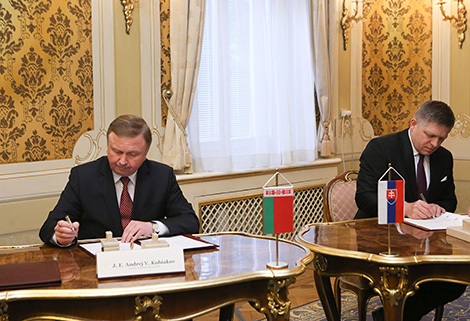 Премьер-министр Беларуси Андрей Кобяков и председатель правительства Словакии Робертом Фицо подписывают соглашение