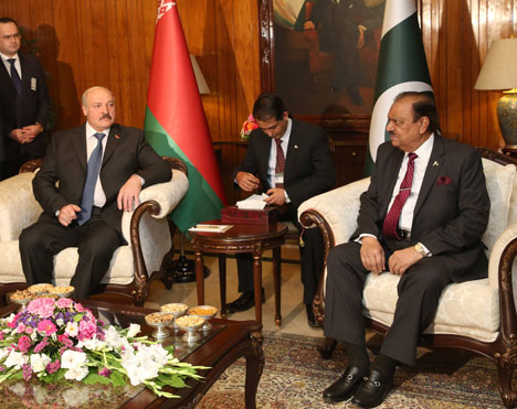 Аляксандр Лукашэнка на сустрэчы з Прэзідэнтам Ісламскай Рэспублікі Пакістан Мамнунам Хусэйнам