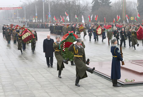 Прэзідэнт Беларусі Аляксандр Лукашэнка усклаў вянок да манумента Перамогі ў Мінску