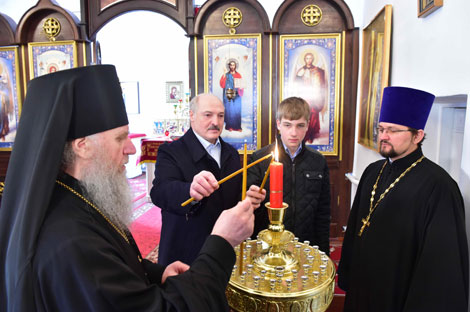 Лукашэнка ў свята Вялікадня запаліў свечку ў храме Праабражэння Гасподняга