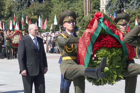 Лукашэнка ў Дзень Незалежнасці ўсклаў вянок да манумента Перамогі ў Мінску