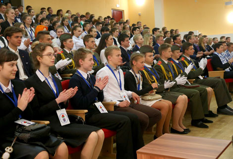 Лукашэнка заклікае моладзь шукаць шчасце перш за ўсё на радзіме