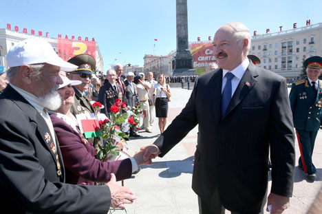 Лукашэнка ў Дзень Незалежнасці ўсклаў вянок да манумента Перамогі ў Мінску