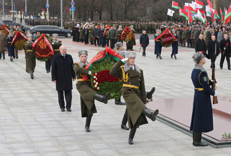 Лукашэнка ўсклаў вянок да манумента Перамогі ў Мінску ў Дзень абаронцаў Айчыны