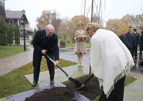 Лукашэнка прыняў удзел у пасадцы Дрэва міру і ўстойлівага развіцця ў гонар 70-годдзя ААН