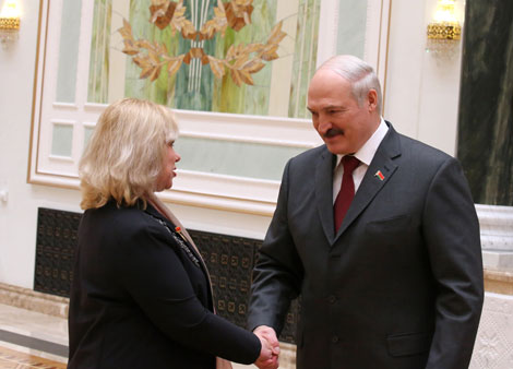 Лукашэнка ўручыў Дзяржаўныя прэміі і дзяржузнагароды работнікам розных сфер