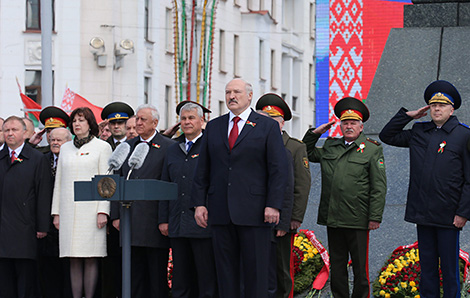 Лукашэнка: Мы ніколі не перастанем схіляцца перад мужнасцю сваіх землякоў на вайне