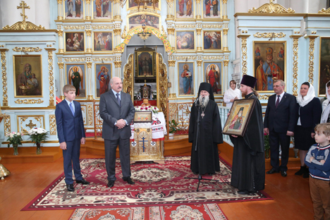 Лукашэнка ў свята Вялікадня пабываў у Спаса-Праабражэнскім храме ў Шклове