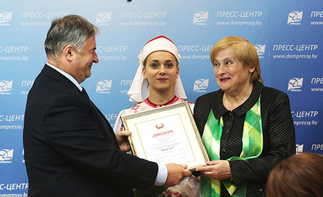 Пераможца ў намінацыі "Лепшыя матэрыялы ў друкаваных рэгіянальных СМІ" - рэдакцыя Ваўкавыскай раённай газеты і тэлерадыёпраграм "Наш час"