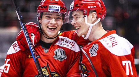 Павел Верабей (злева). Фота ХК "Куньлунь"