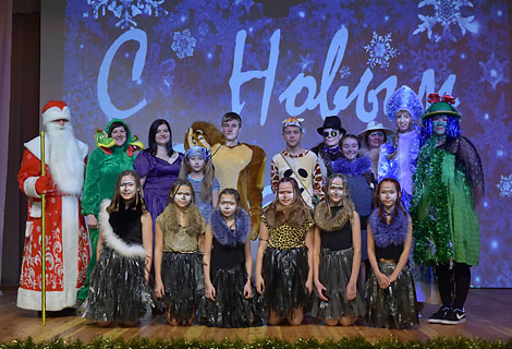 Вучні Астрашыцка-Гарадоцкай школы з Мікалаем Лукашэнкам прыехалі ў госці да жыхароў дома-інтэрната ў Мінску