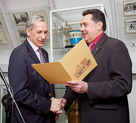 Cтаршыня Брэсцкага гарадскога Савета дэпутатаў Мікалай Красоўскі уручае ганароваму консулу Францыі ў Брэсце Леаніду Стаецкому акт аб перадачы гравюр