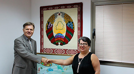 Сваячка Марка Шагала перадала ў дар пасольству Беларусі ў Ізраілі свой жывапісны твор