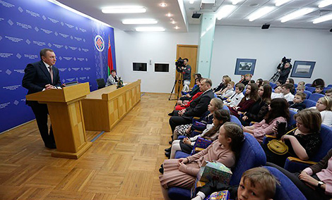 Макей уручыў медаль Францыска Скарыны дырэктару Рыжскай беларускай школы