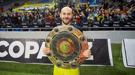 Іван Маеўскі з чэмпіёнскім трафеем. Фота ФК "Астана"