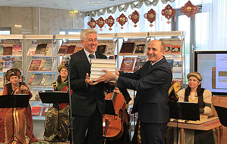 ырэктар выдавецтва "Беларуская энцыклапедыя імя Петруся Броўкі" Уладзімір Андрыевіч уручае энцыклапедыю "Культура Беларусі" дырэктару Нацыянальнай бібліятэкі Беларусі Раману Матульскаму