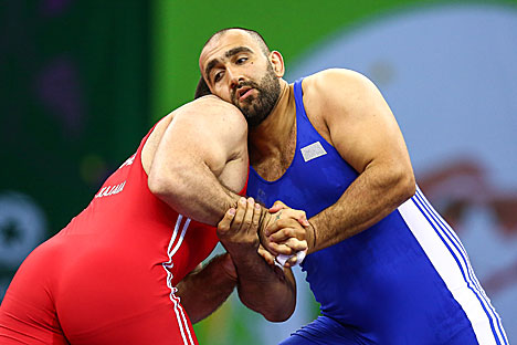 Іосіф Чугашвілі ў паядынку з грузінскім атлетам Якобі Каджая