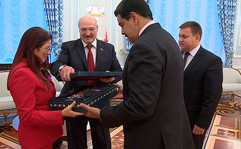 Лукашэнка падарыў Мадуру габелен з выявай Мірскага замка, а яго жонцы - вырабы з лёну