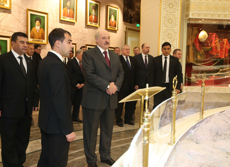Лукашэнка з кароткай экскурсіяй наведаў мемарыяльны комплекс "Народная памяць" у Ашхабадзе