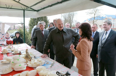 Лукашэнка: Моладзь павінна прадаўжаць традыцыі народных беларускіх промыслаў