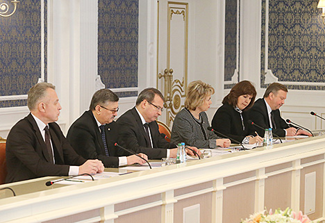 "Гэта важнае пытанне, яно сёння на слыху, але гэта не ўся пенсійная сістэма. Акрамя пенсійнага ўзросту як мінімум ёсць яшчэ праблема ўдасканалення самой пенсійнай сістэмы, гэта значыць фарміравання пенсійнага фонду