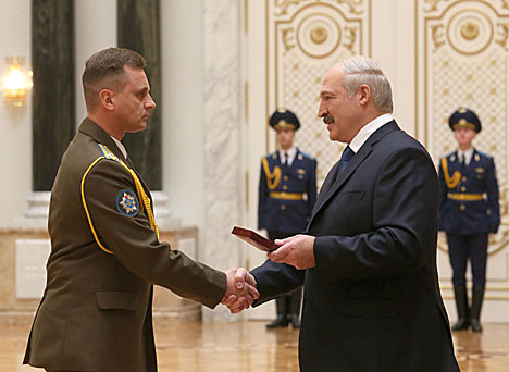 Лукашэнка: Дасягненні працаўнікоў Беларусі дапамагаюць з надзеяй глядзець у будучыню