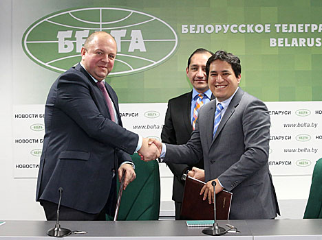 Подпісы пад пагадненнем паставілі генеральны дырэктар БЕЛТА Дзмітрый Жук і Надзвычайны і Паўнамоцны Пасол Рэспублікі Эквадор у Беларусі Карлас Умберта Ларэа Давіла