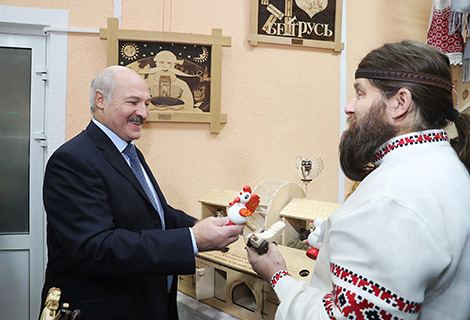 Лукашэнка: Трэба стварыць умовы для адраджэння народных промыслаў 