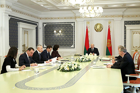 Лукашэнка адзначае праблемныя моманты з выканальніцкай дысцыплінай і работай са зваротамі грамадзян