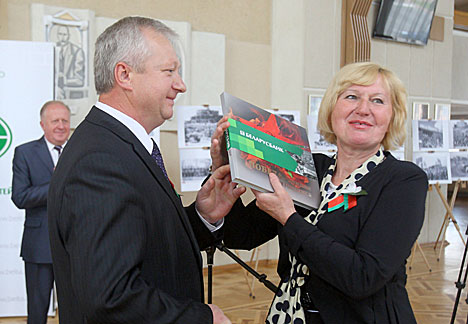 Беларусбанк передал библиотекам и вузам Гродно фотоальбомы к 70-летию Победы