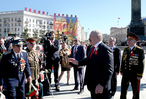 Лукашенко возложил венок к монументу Победы в Минске