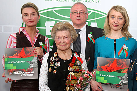 Беларусбанк передал библиотекам и вузам Гродно фотоальбомы к 70-летию Победы