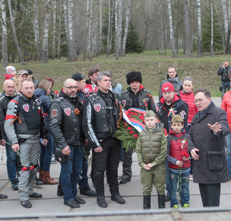 Российские байкеры - участники мотопробега "Дороги Победы" посетили Курган Славы и "Хатынь"