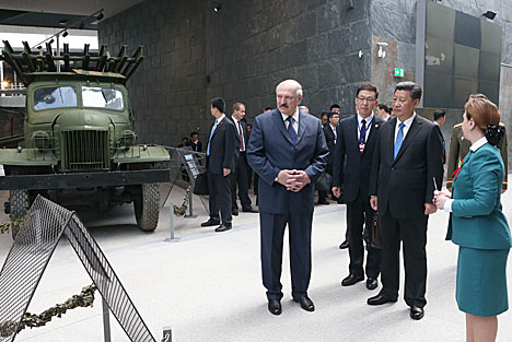 Александр Лукашенко и Си Цзиньпин во время посещения музея