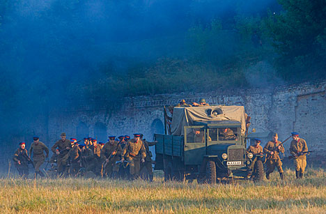 Thousands attend Brest Fortress defense reenactment