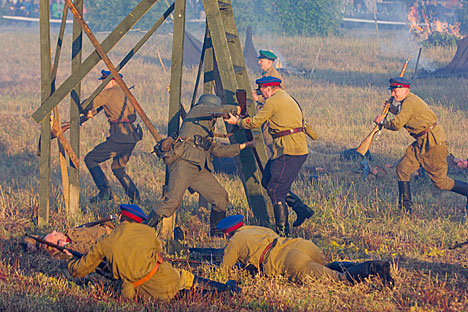 Thousands attend Brest Fortress defense reenactment