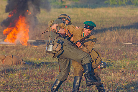 Thousands attend Brest Fortress defense reenactment