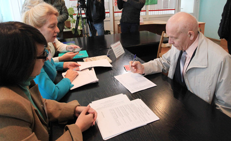 Cекретарь Центризбиркома Беларуси Николай Лозовик проголосовал досрочно на избирательном участке №65 в Минске