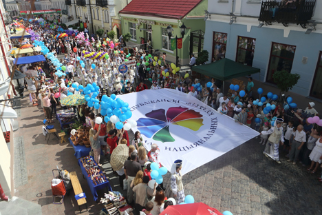 中国龙和吞活人参加格洛德诺文化节游行