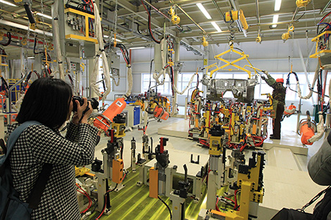 中国媒体代表团访问了白俄罗斯吉利和别拉斯公司