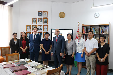 鲁德大使向北京第二外国语大学白俄罗斯研究中心转交了白俄罗斯书籍