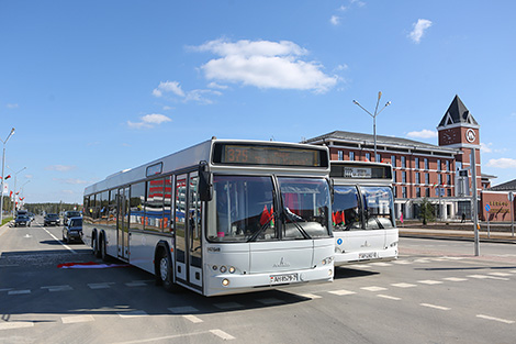 定时公交车连接了明斯克和巨石中白工业园