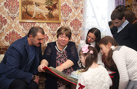 维克托·卢卡申科在“我们的孩子”活动框架内访问了克里曹儿童之家并祝孩子们新年快乐