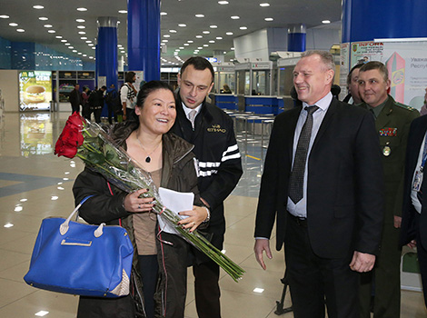 在明斯克国家机场用鲜花迎接来自中国的无签证女游客