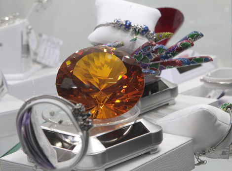 事务管理副总监纳杰日达.科特科韦茨指出，白俄罗斯成功建立了合成金刚石的条件，所培养的金刚石根据特性与天然金刚石没有区别。世界上只有5家公司拥有类似的技术。对于国家、饰有白俄罗斯钻石的戒指和耳环，这是一个重要事件 – 每一个女人都值得拥有的礼物。