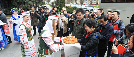 中国媒体代表团访问了白俄罗斯吉利和别拉斯公司